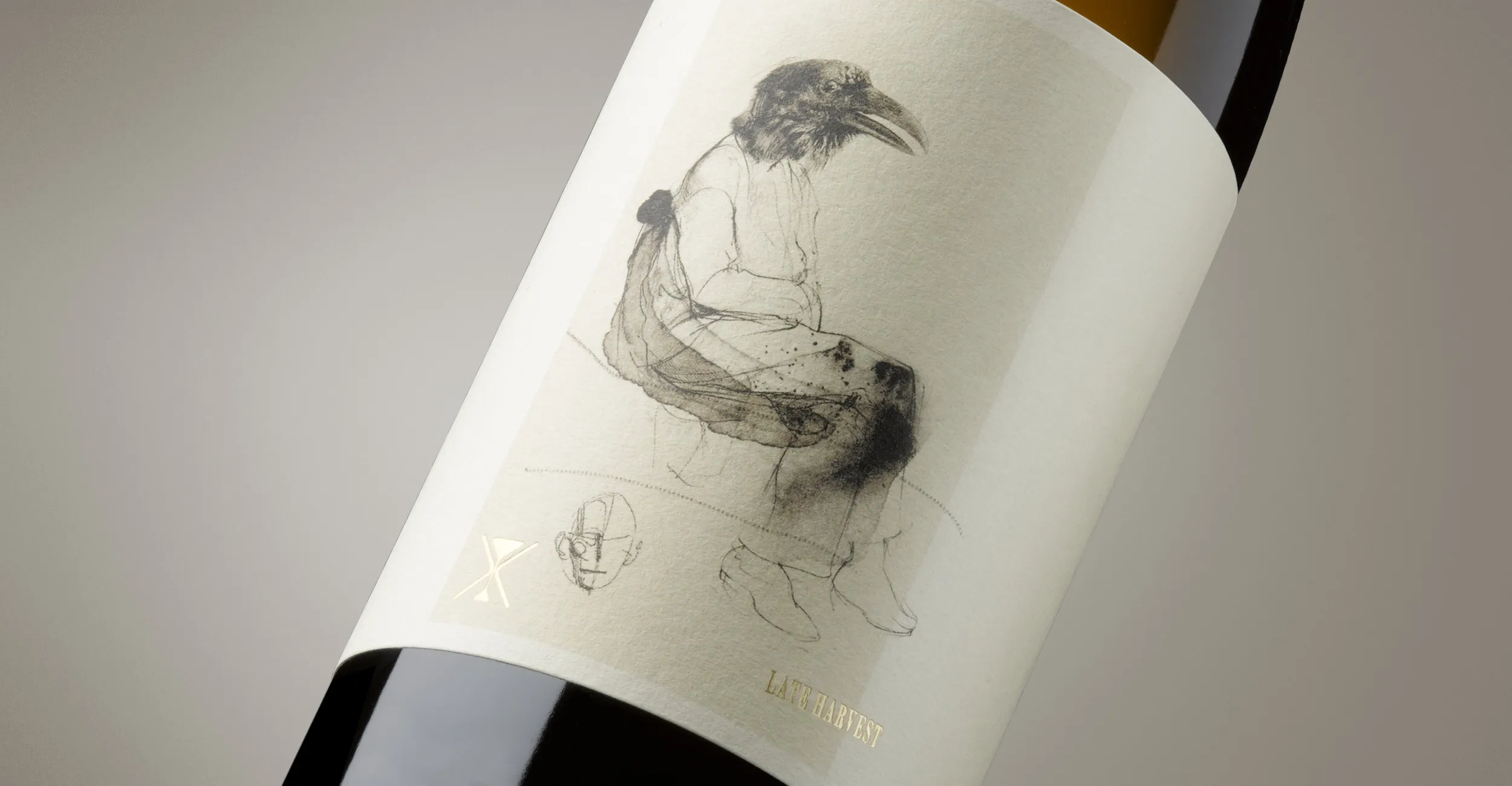 Botella de Marko, txakoli de Oxer Wines con una etiqueta ilustrada de carácter poético y oscuro.