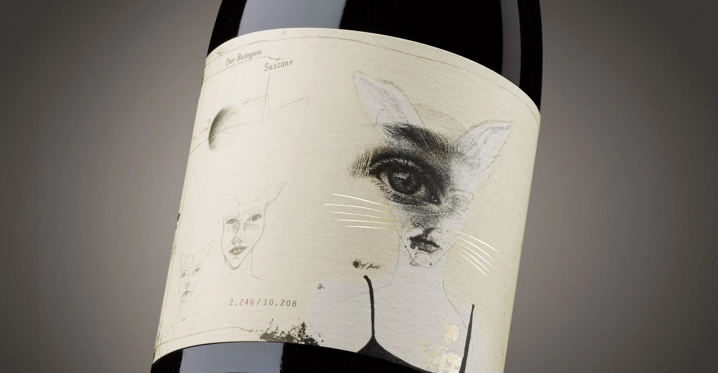 Detalle del diseño de packaging de Oxer Wines Suzanne.