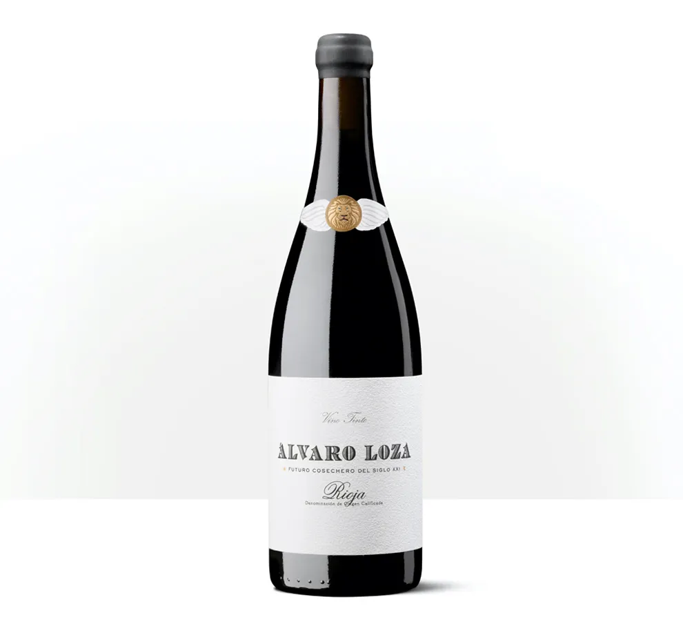 Silueta de una botella de vino de Álvaro Loza, con etiqueta clásica que reúne símbolos personales del viticultor.