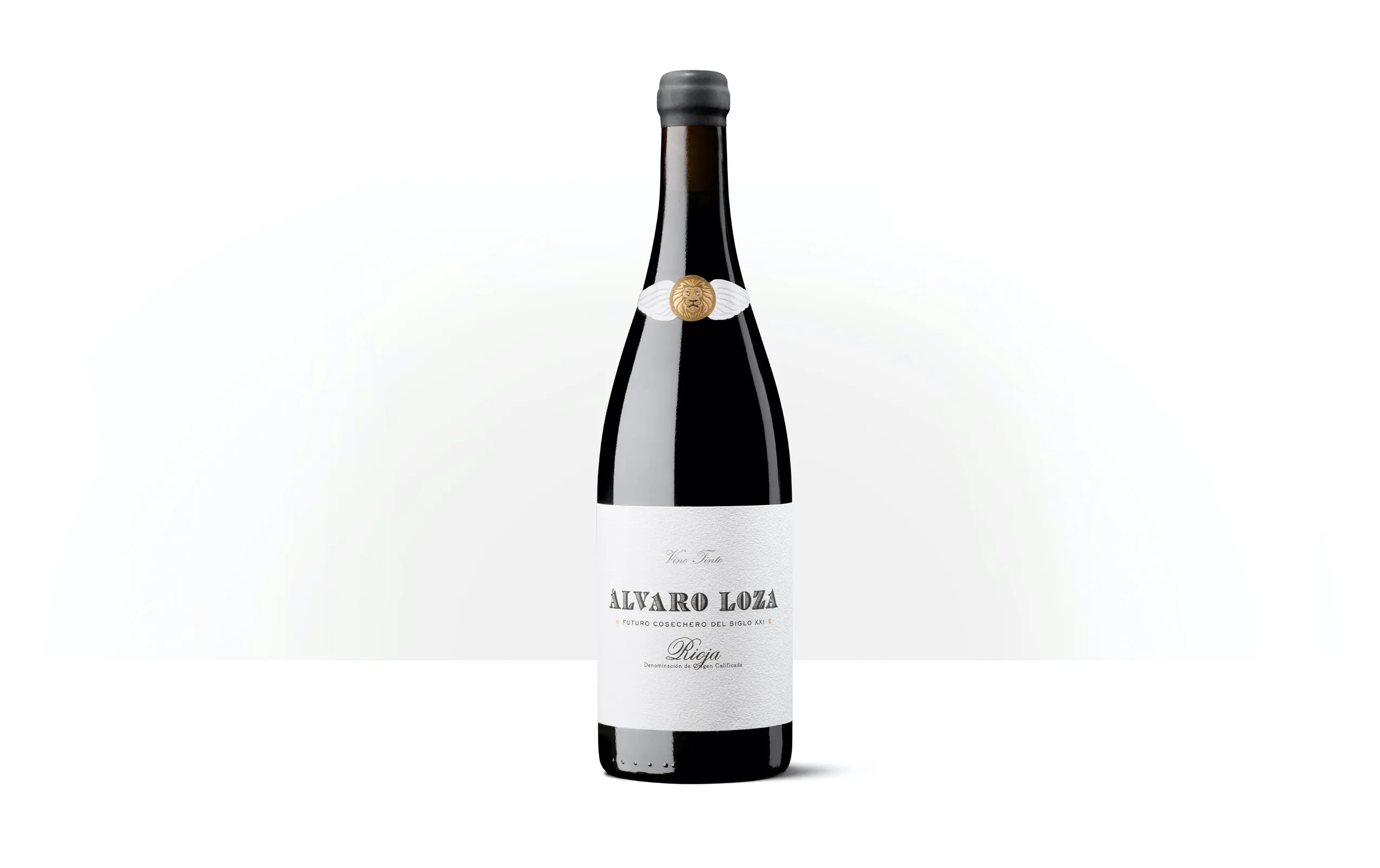Silueta de una botella de vino de Álvaro Loza, con etiqueta clásica que reúne símbolos personales del viticultor.