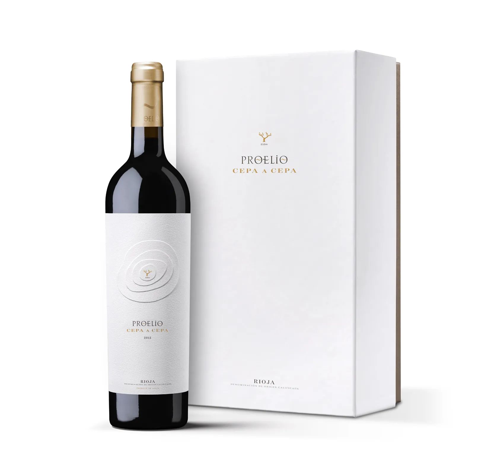 Silueta de una botella de Proelio Cepa a Cepa, con etiqueta troquelada de curvas topográficas en relieve.