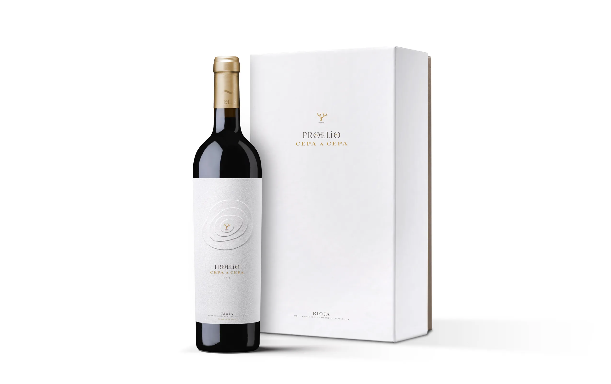 Silueta de una botella de Proelio Cepa a Cepa, con etiqueta troquelada de curvas topográficas en relieve.