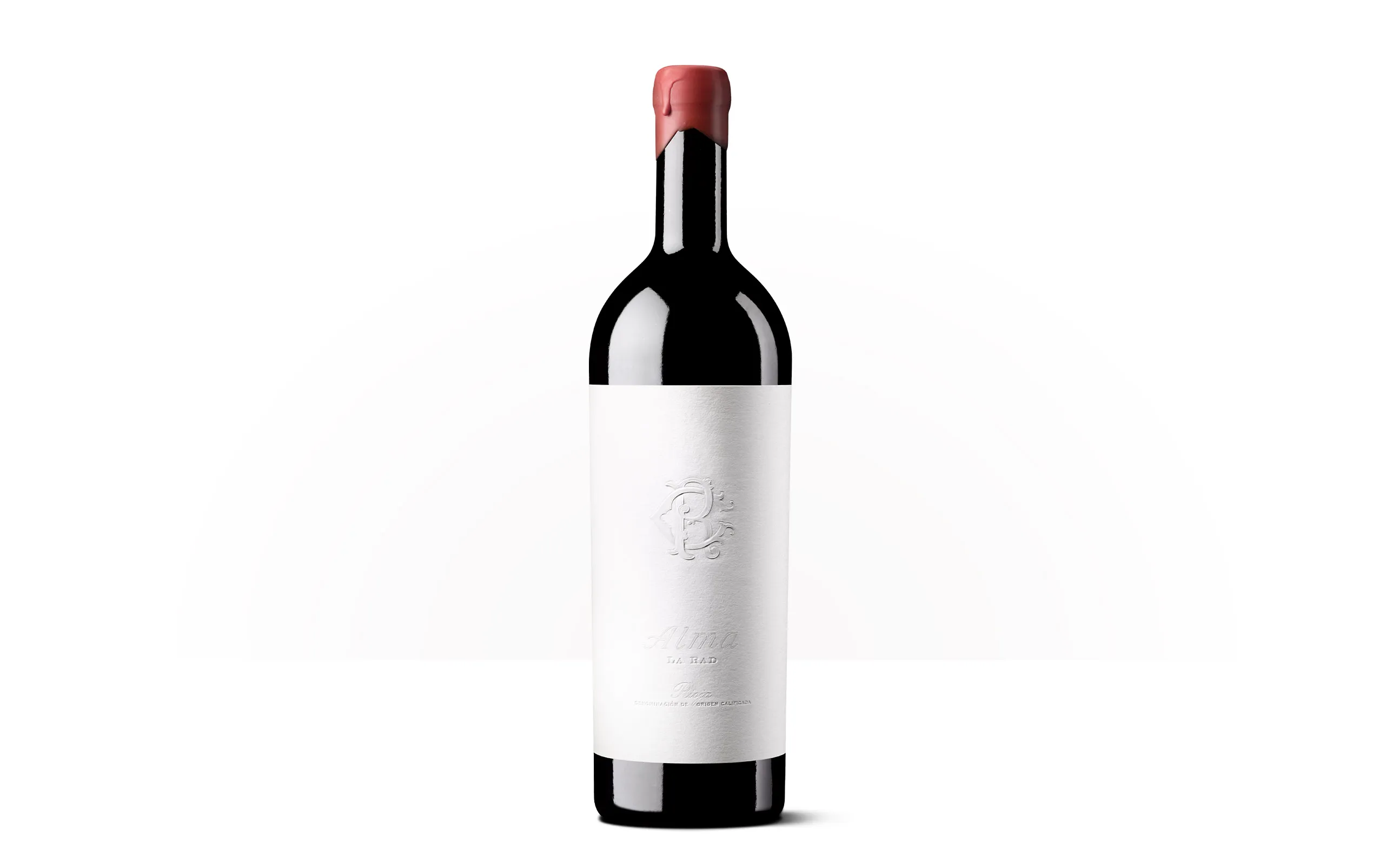 Silueta de una botella de Alma de La Rad, con etiqueta blanca minimalista y relieve gráfico.