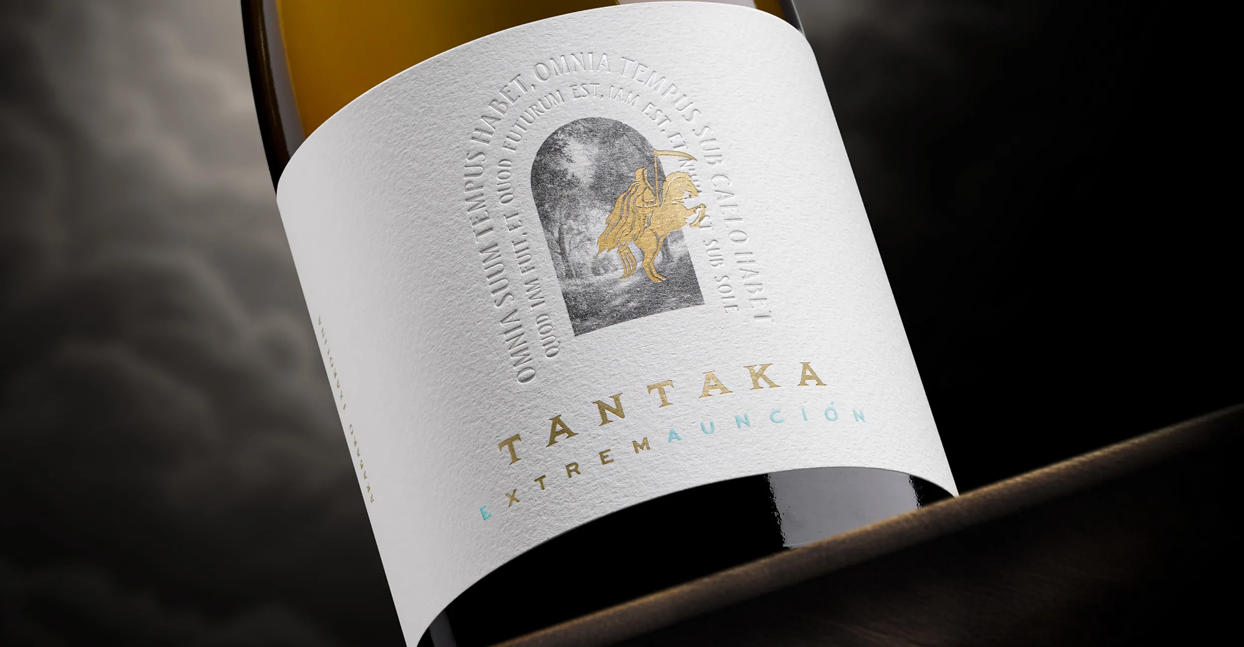 Etiqueta de Tantaka Xtrem de Juanjo Tellaetxe, con ilustración ecuestre enmarcada y tipografía dorada.