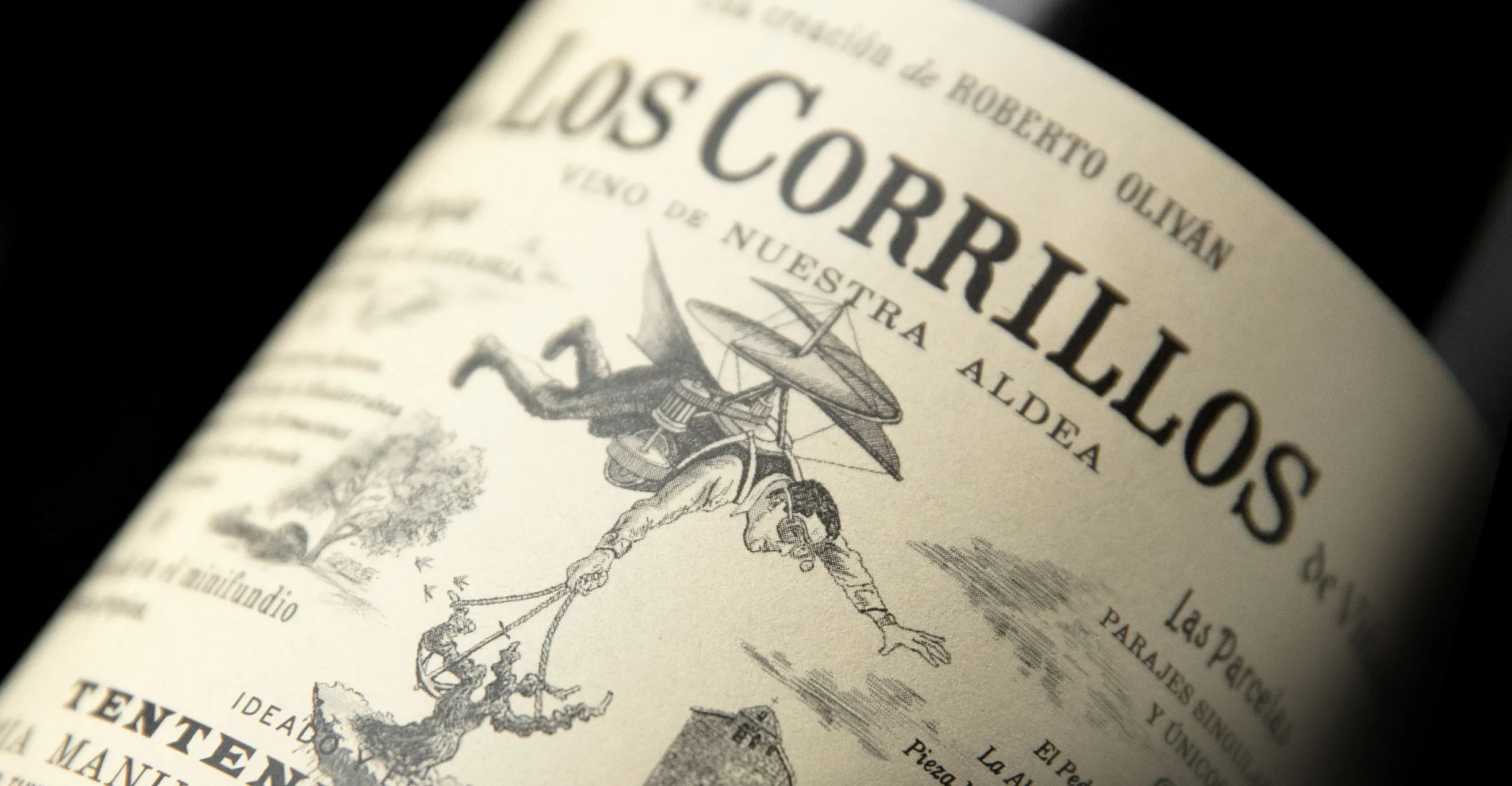 Botella de Los Corrillos de Tentenublo Wines, con una etiqueta inspirada en la viticultura de Roberto Oliván.