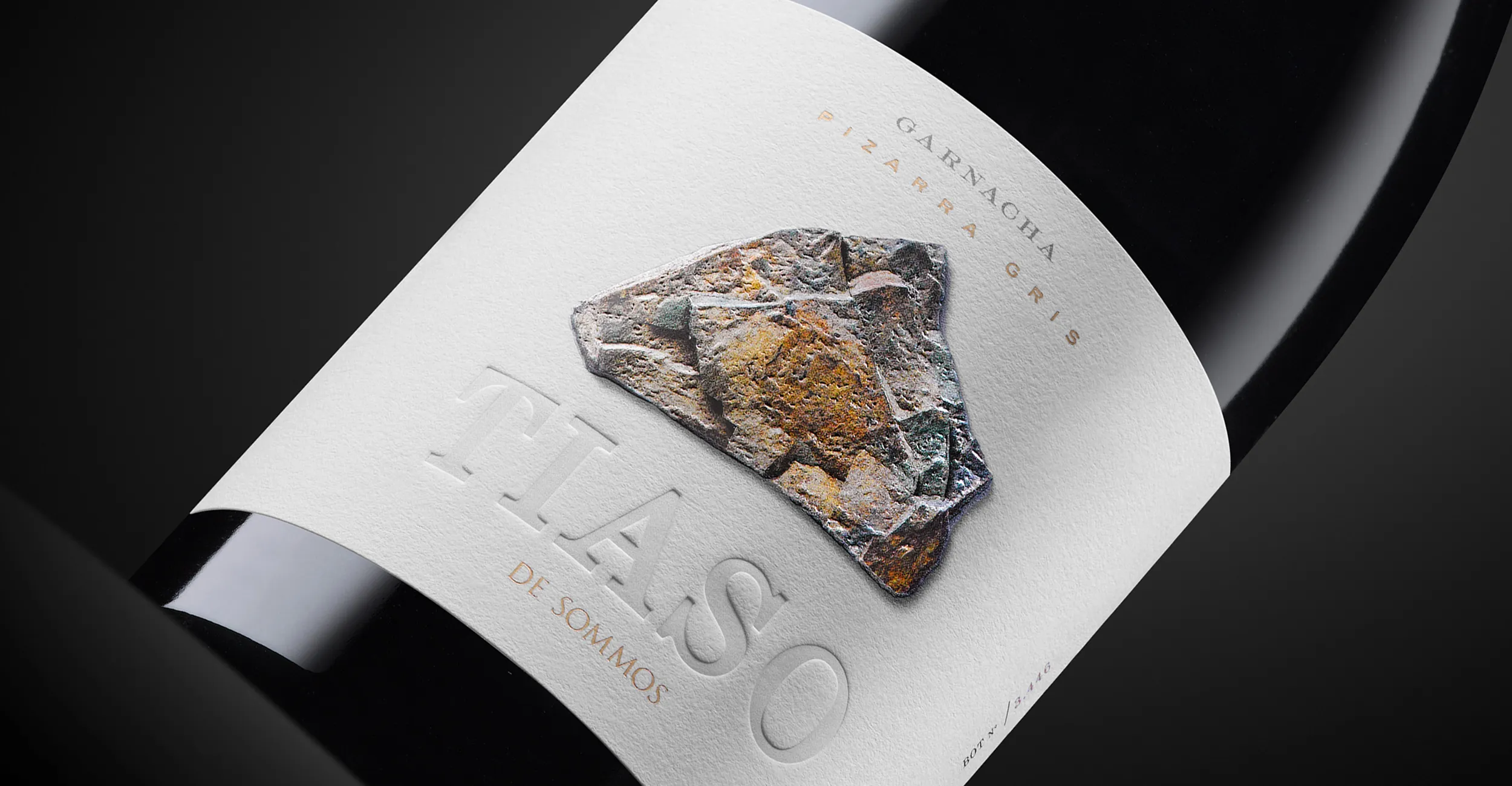 Etiquetas de Tiaso y Araia de Bodegas Sommos, inspiradas en las texturas de la pizarra gris y la arcilla roja.