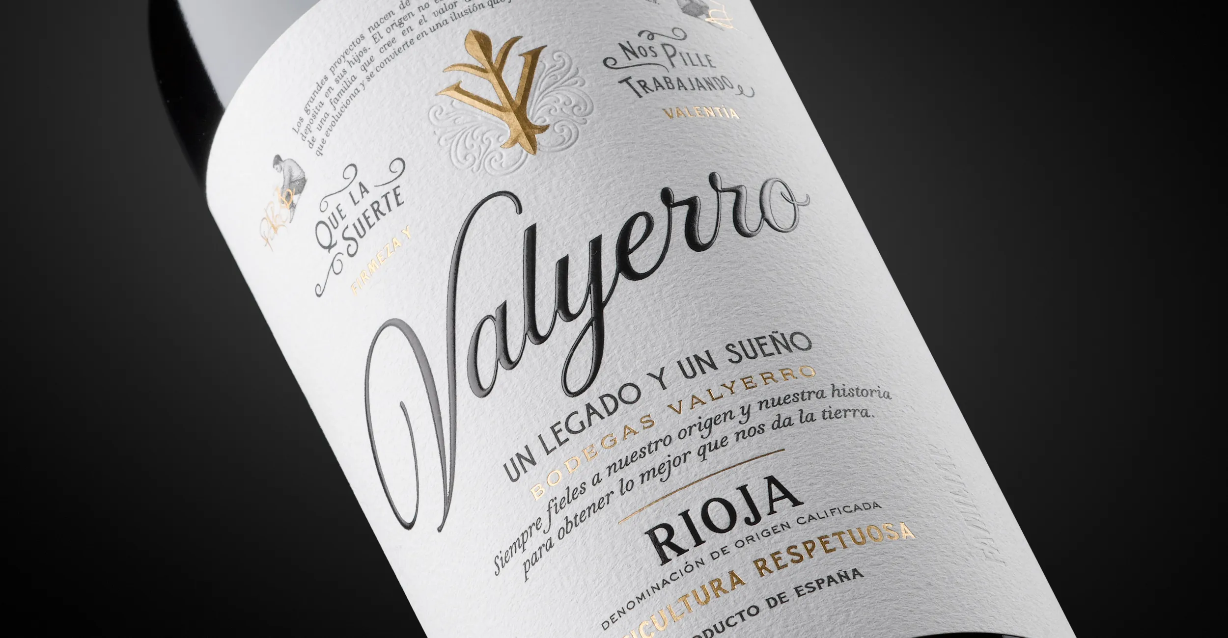 Primer plano de la etiqueta de Bodegas Valyerro, con el nombre manuscrito y detalles dorados sobre papel claro.