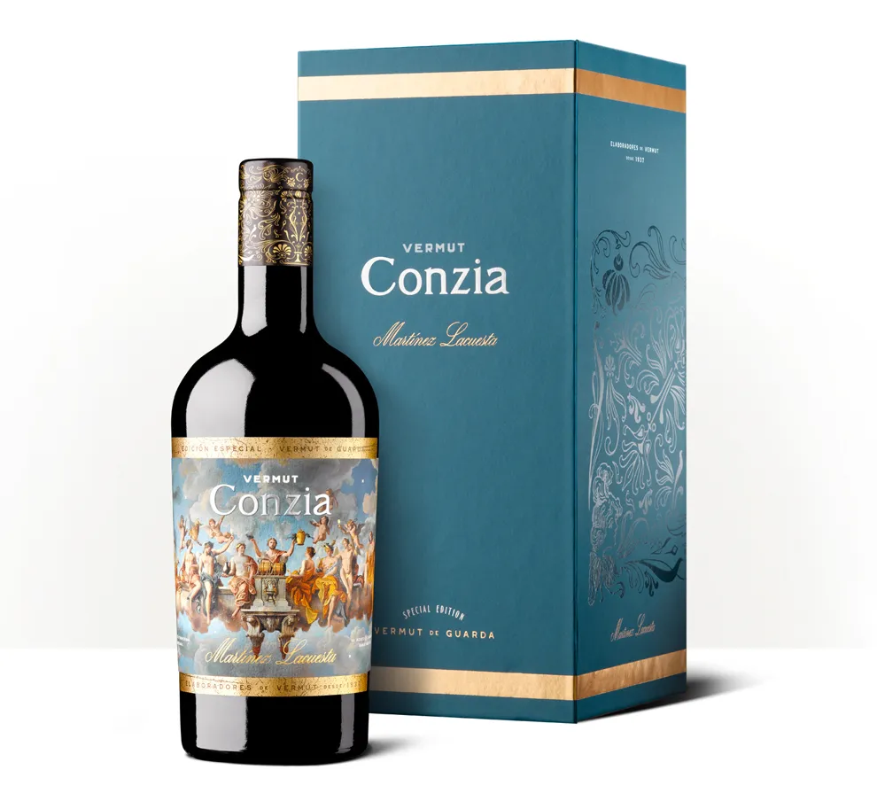 Silueta de una botella de vermut Conzia junto a su estuche azul y dorado.