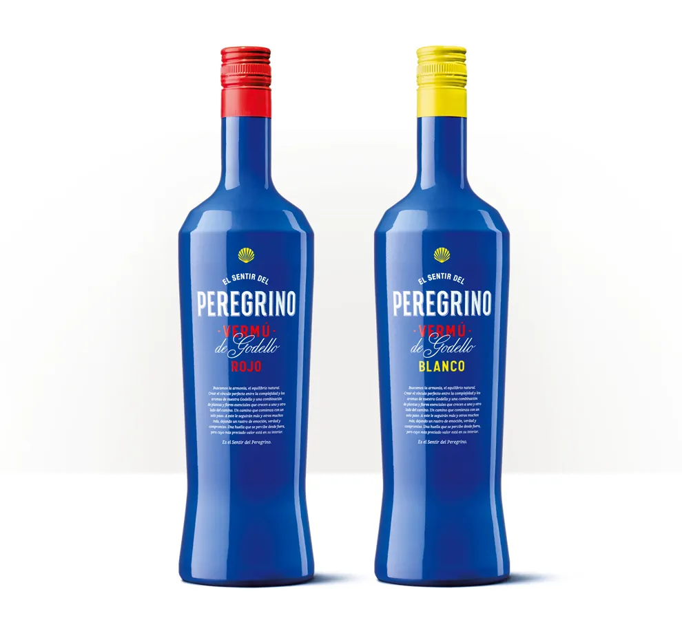 Siluetas de dos botellas azules de vermut El Sentir del Peregrino, con etiquetas tipográficas en blanco.