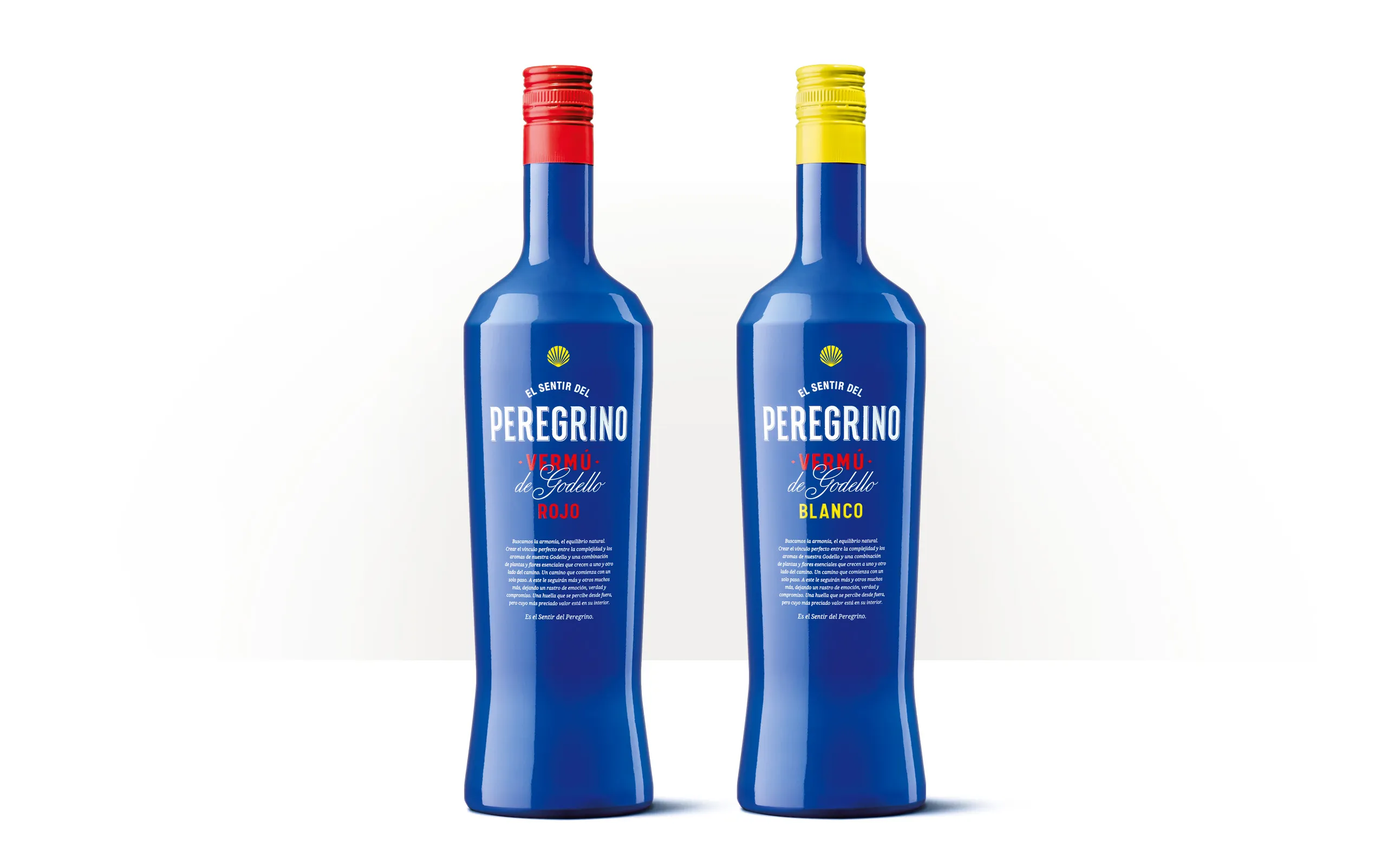 Siluetas de dos botellas azules de vermut El Sentir del Peregrino, con etiquetas tipográficas en blanco.