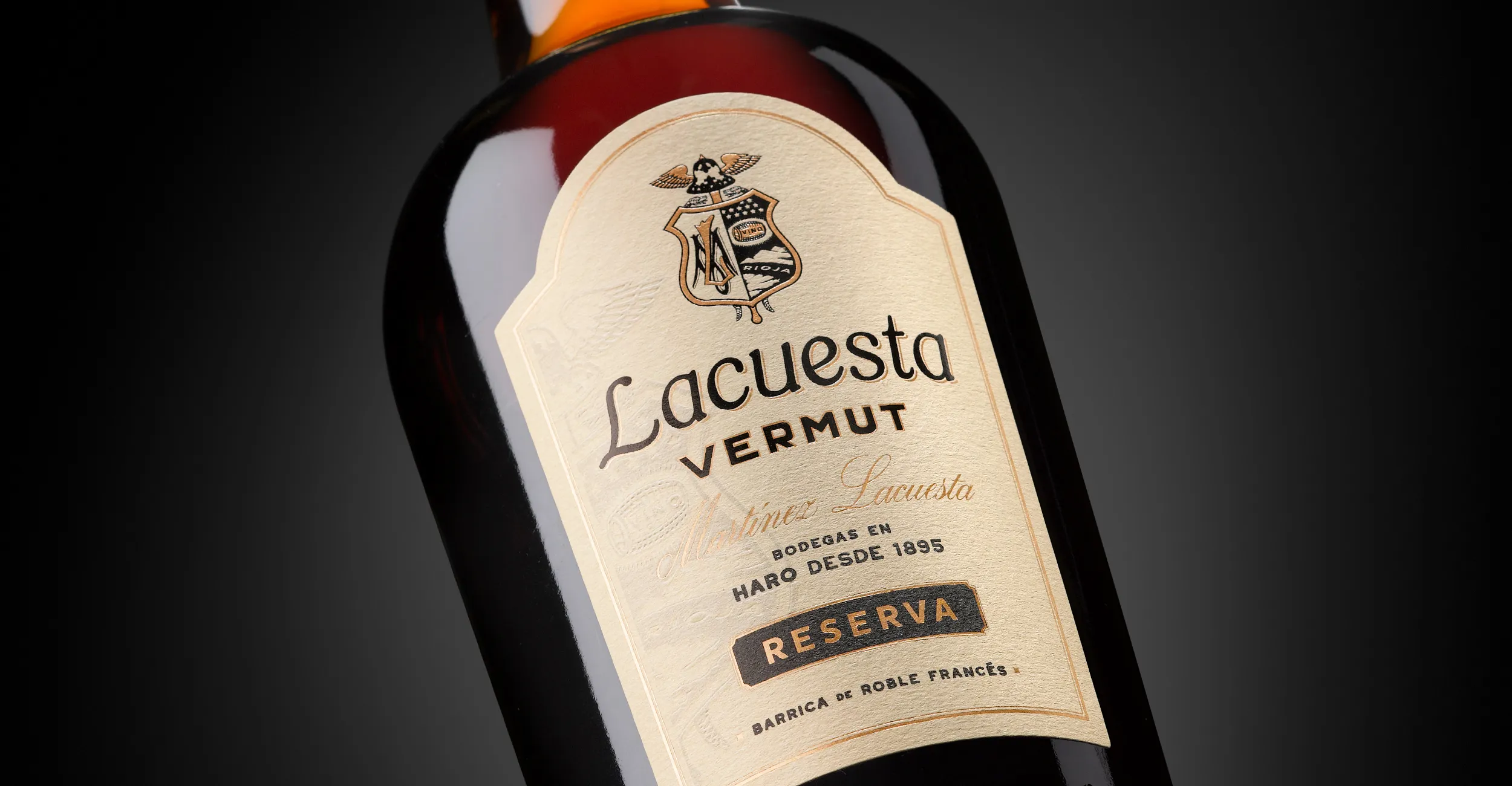 Etiqueta del Vermut Reserva de Martínez Lacuesta, con escudo de la bodega y tipografía negra sobre fondo crema.