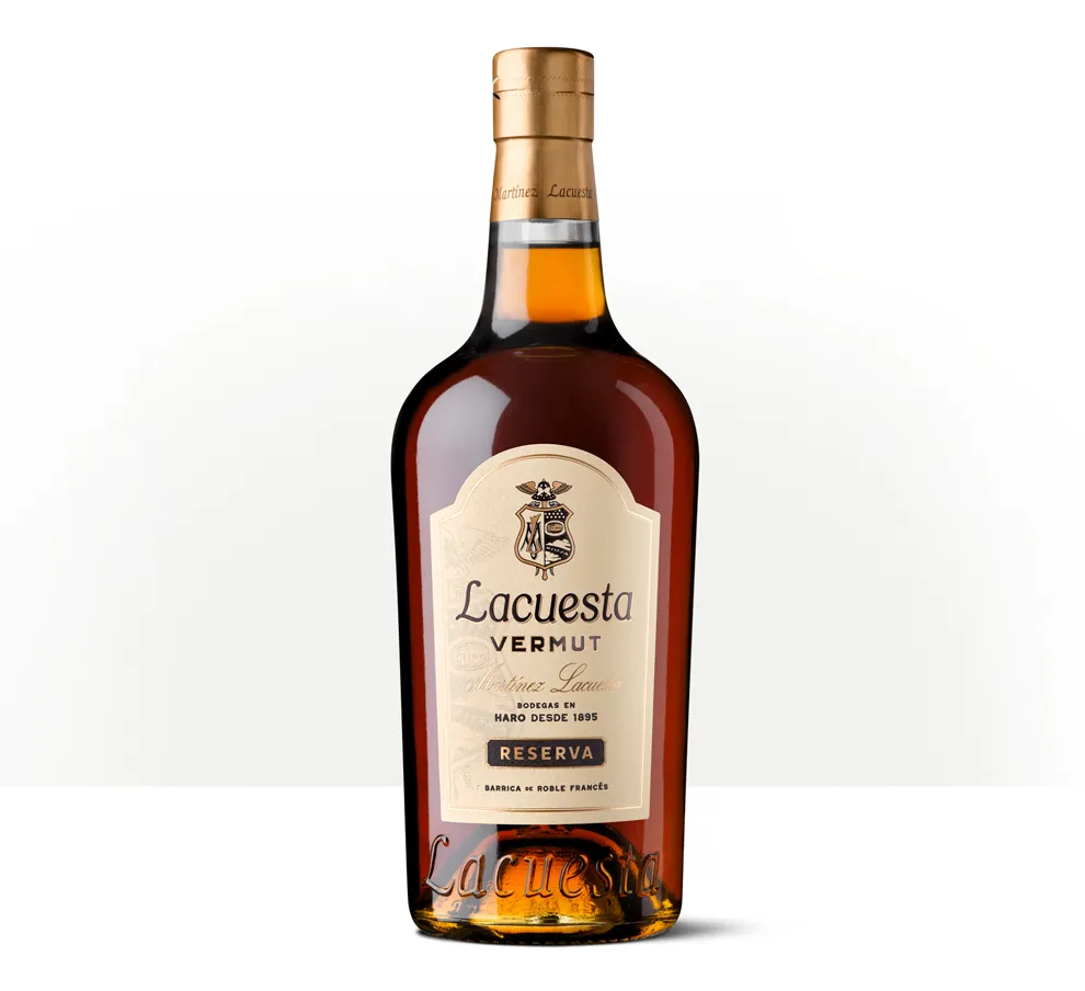 Silueta de una botella de Vermut Reserva de Martínez Lacuesta, con etiqueta clara y distintivo de la bodega.
