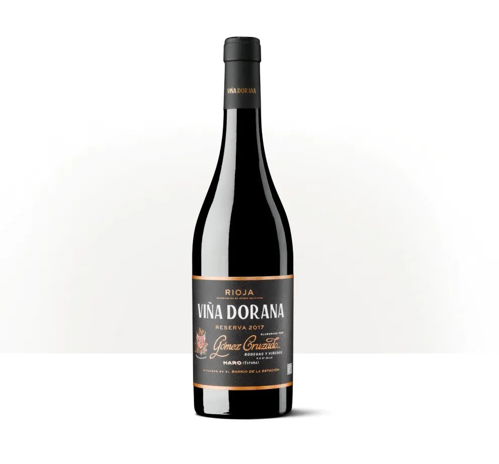 Silueta de una botella de Viña Dorana Reserva de Bodegas Gómez Cruzado, con etiqueta oscura y tipografía dorada.