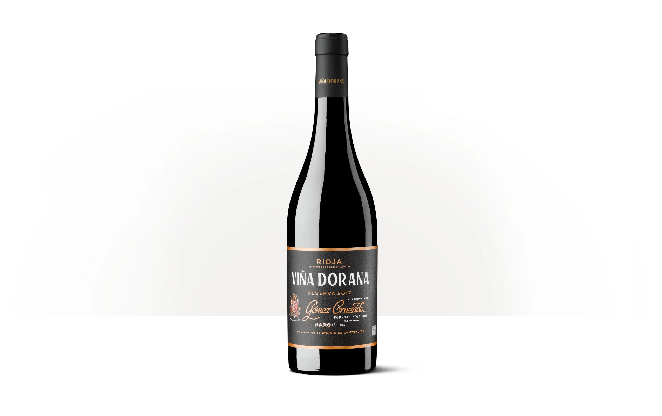 Silueta de una botella de Viña Dorana Reserva de Bodegas Gómez Cruzado, con etiqueta oscura y tipografía dorada.