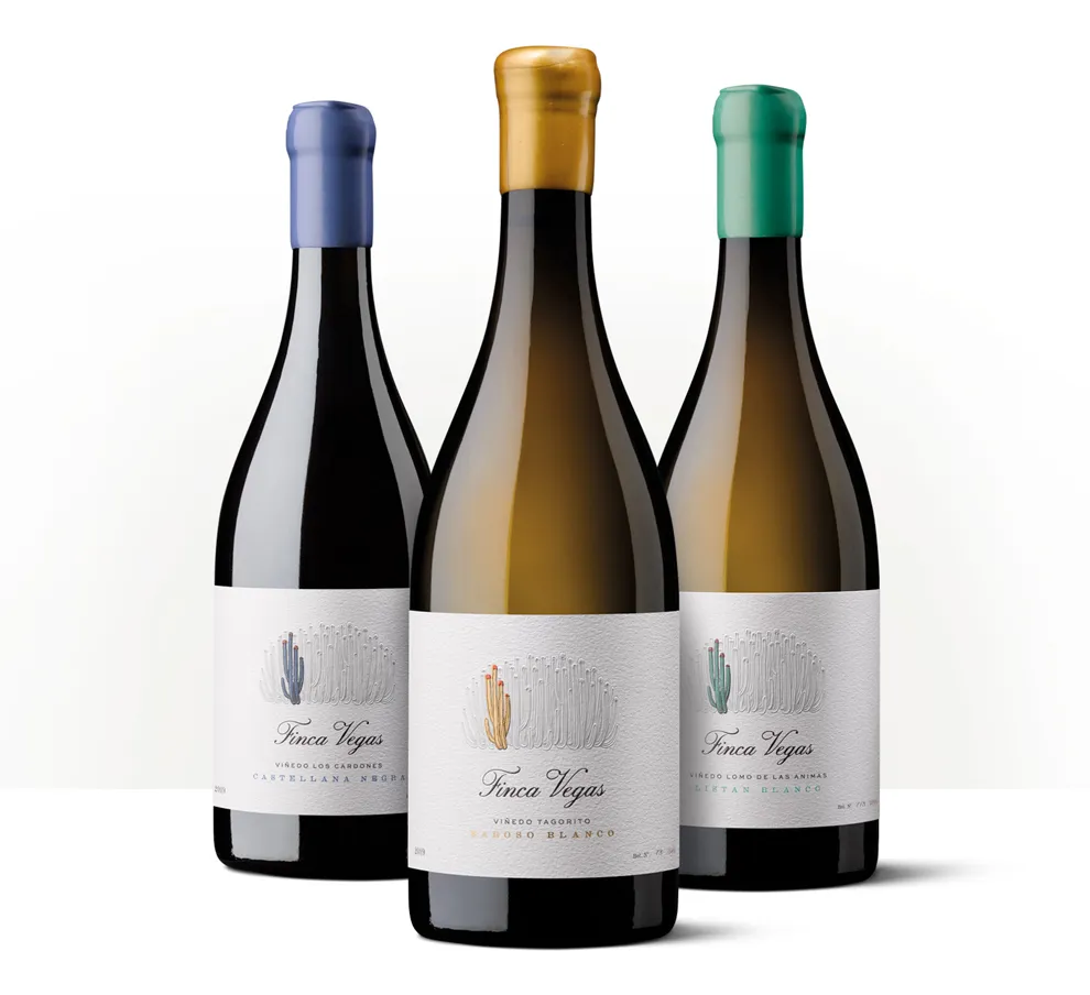 Siluetas de tres botellas de Finca Vegas de Tenerife, con etiquetas inspiradas en la flora y los paisajes volcánicos de la isla.