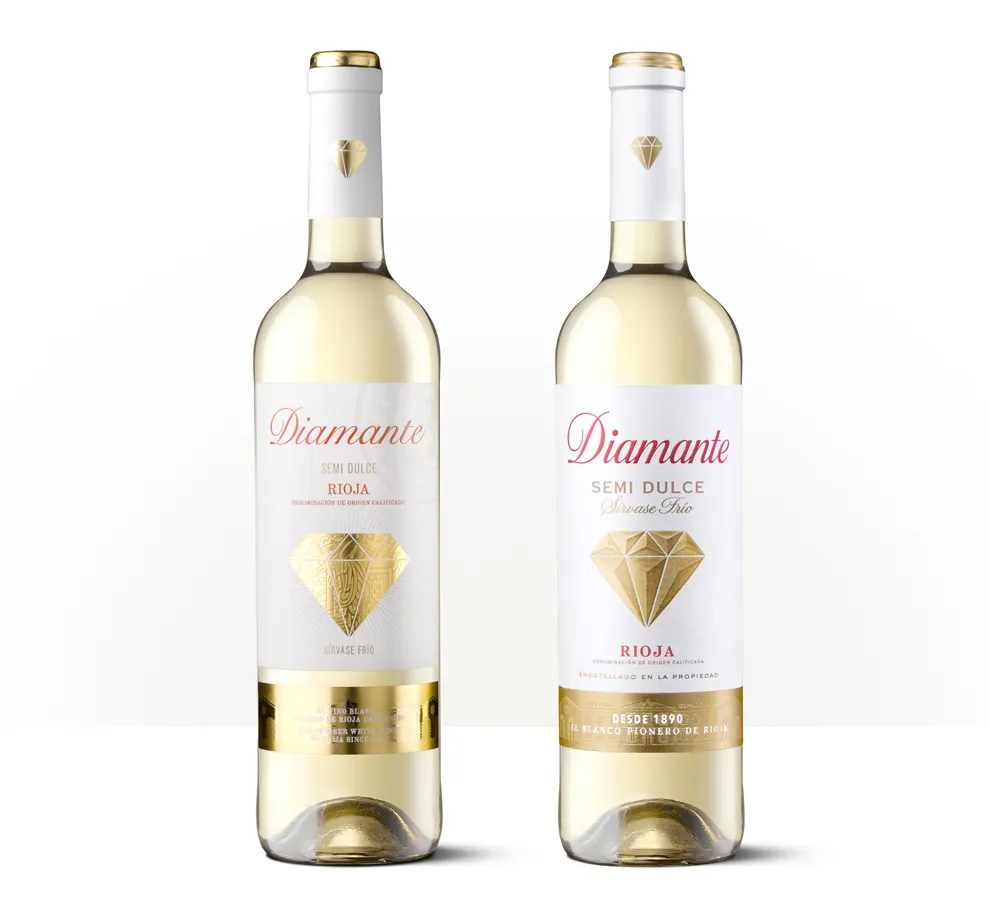Siluetas de dos botellas de vino Diamante con etiquetas claras y detalles dorados.