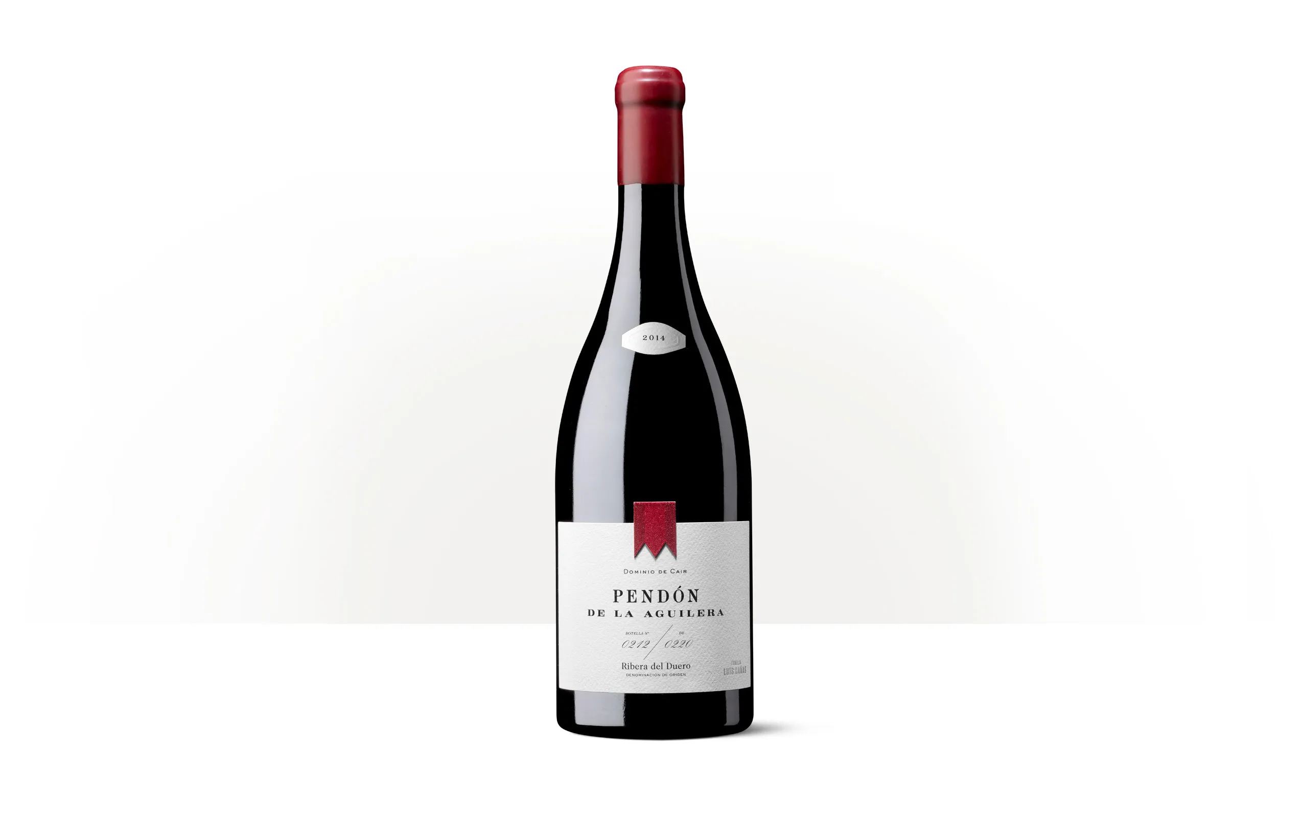 Silueta de una botella de Pendón de la Aguilera, con etiqueta de terciopelo carmesí y detalles dorados.