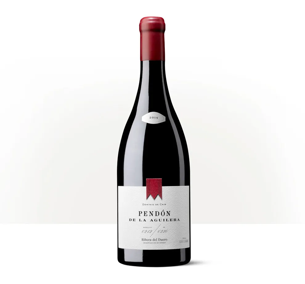 Silueta de una botella de Pendón de la Aguilera, con etiqueta de terciopelo carmesí y detalles dorados.