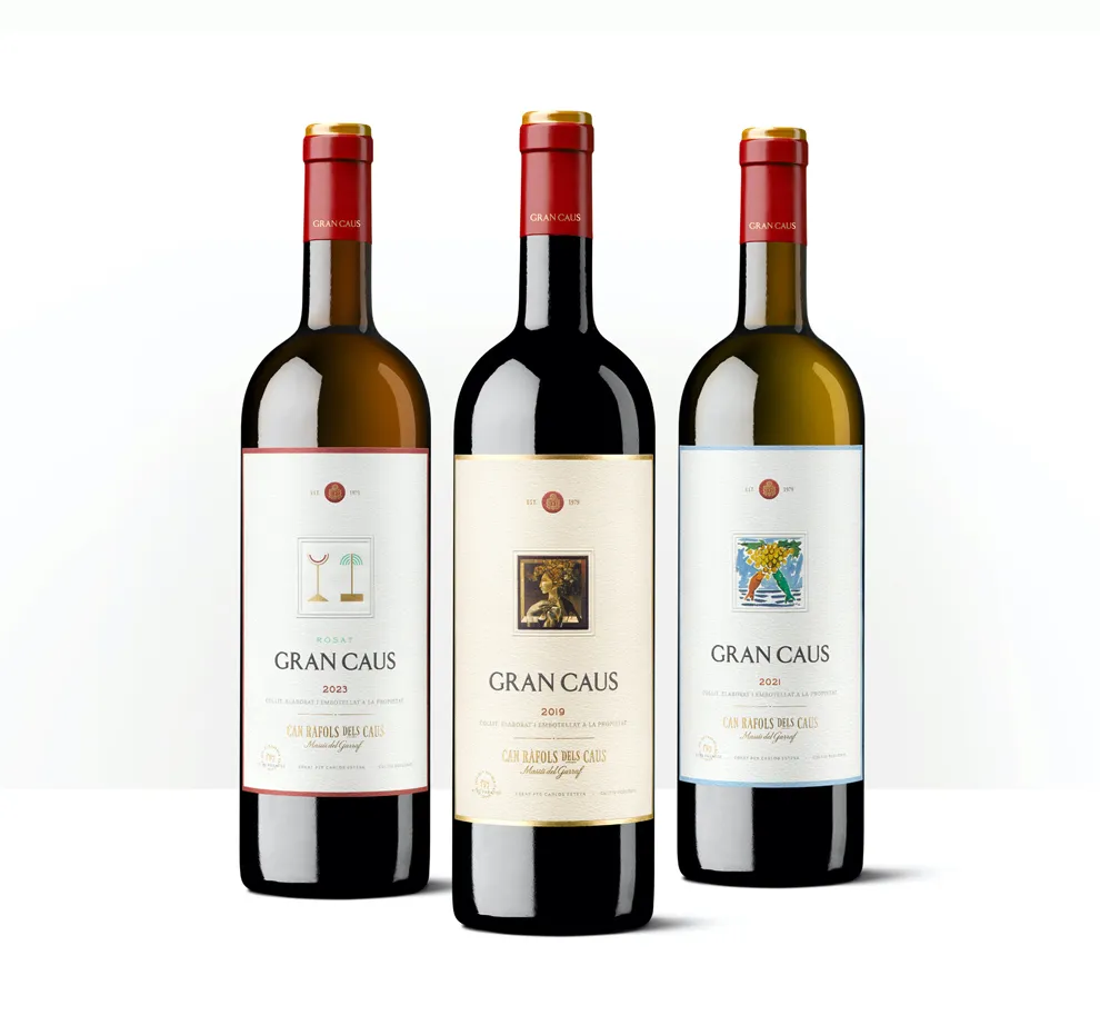 Siluetas de tres botellas de Gran Caus de Can Ràfols dels Caus, con etiquetas históricas en tonos claros.