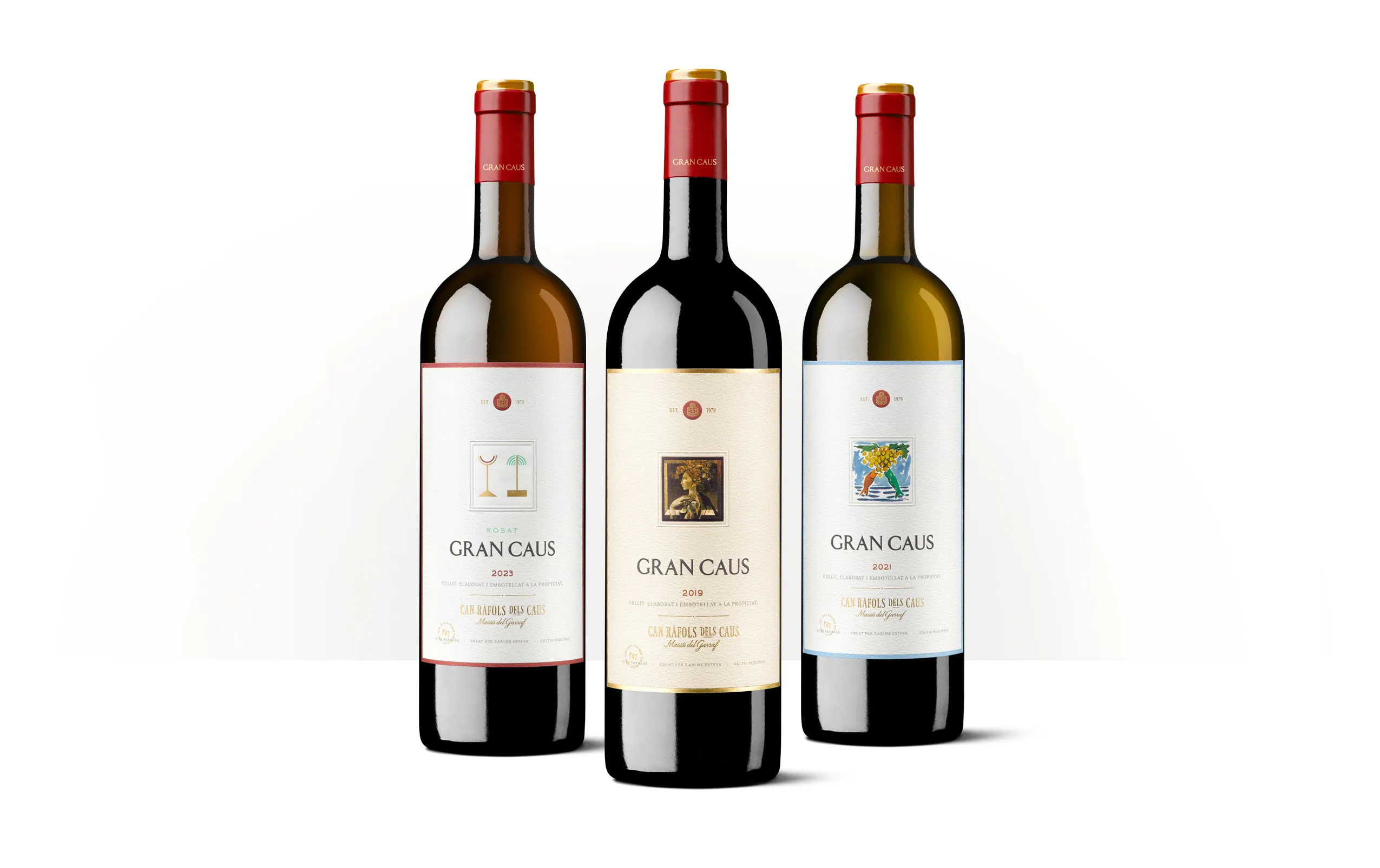 Siluetas de tres botellas de Gran Caus de Can Ràfols dels Caus, con etiquetas históricas en tonos claros.