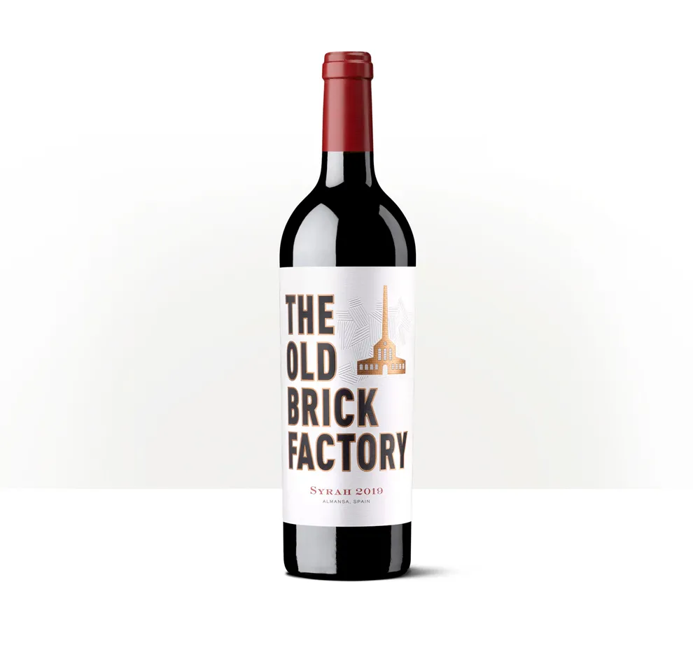 Silueta de una botella de The Old Brick Factory de Bodegas Piqueras, con etiqueta inspirada en la antigua fábrica de ladrillos de Almansa.