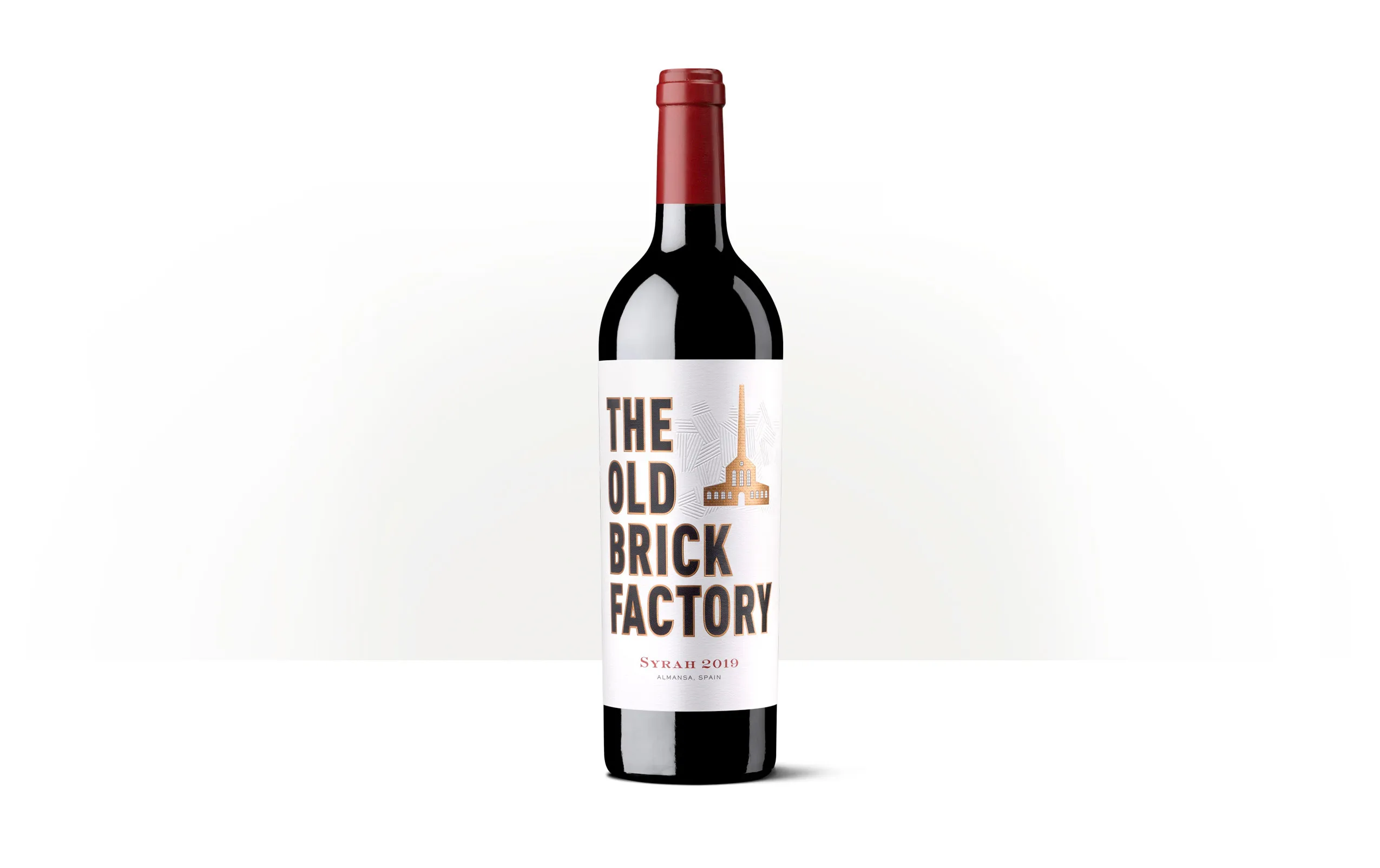 Silueta de una botella de The Old Brick Factory de Bodegas Piqueras, con etiqueta inspirada en la antigua fábrica de ladrillos de Almansa.