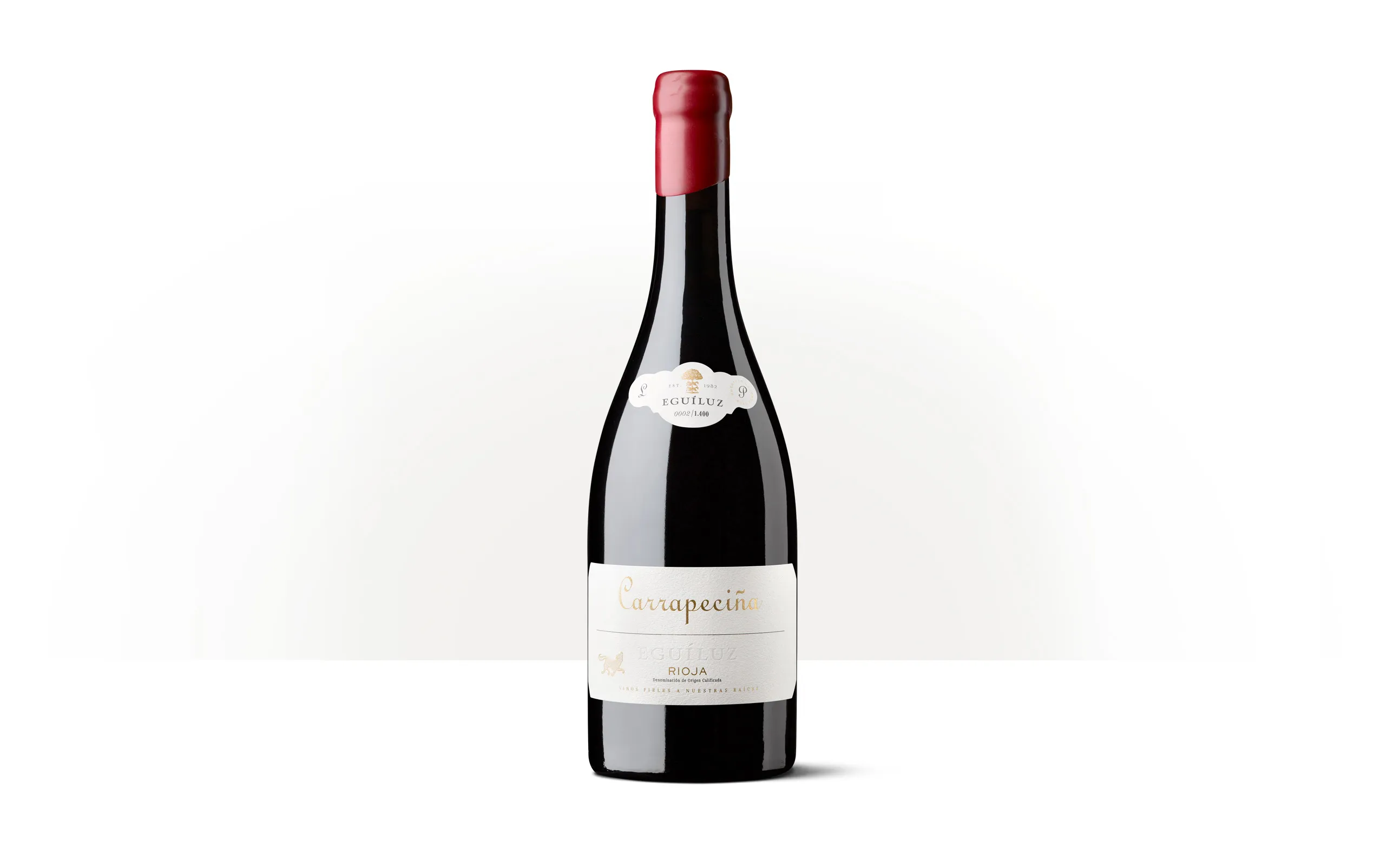 Silueta de una botella de Carrapeciña, vino de parcela de Bodegas Eguíluz, con etiqueta clara y cápsula roja.