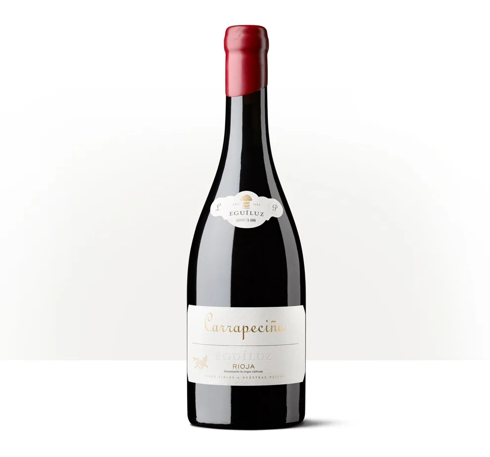 Silueta de una botella de Carrapeciña, vino de parcela de Bodegas Eguíluz, con etiqueta clara y cápsula roja.