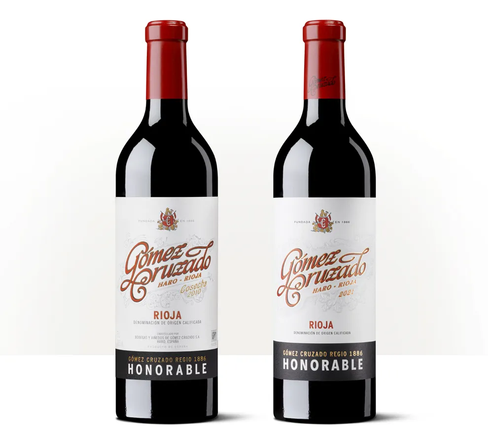 Siluetas de dos botellas de Honorable, con etiquetas blancas y detalles gráficos en rojo.
