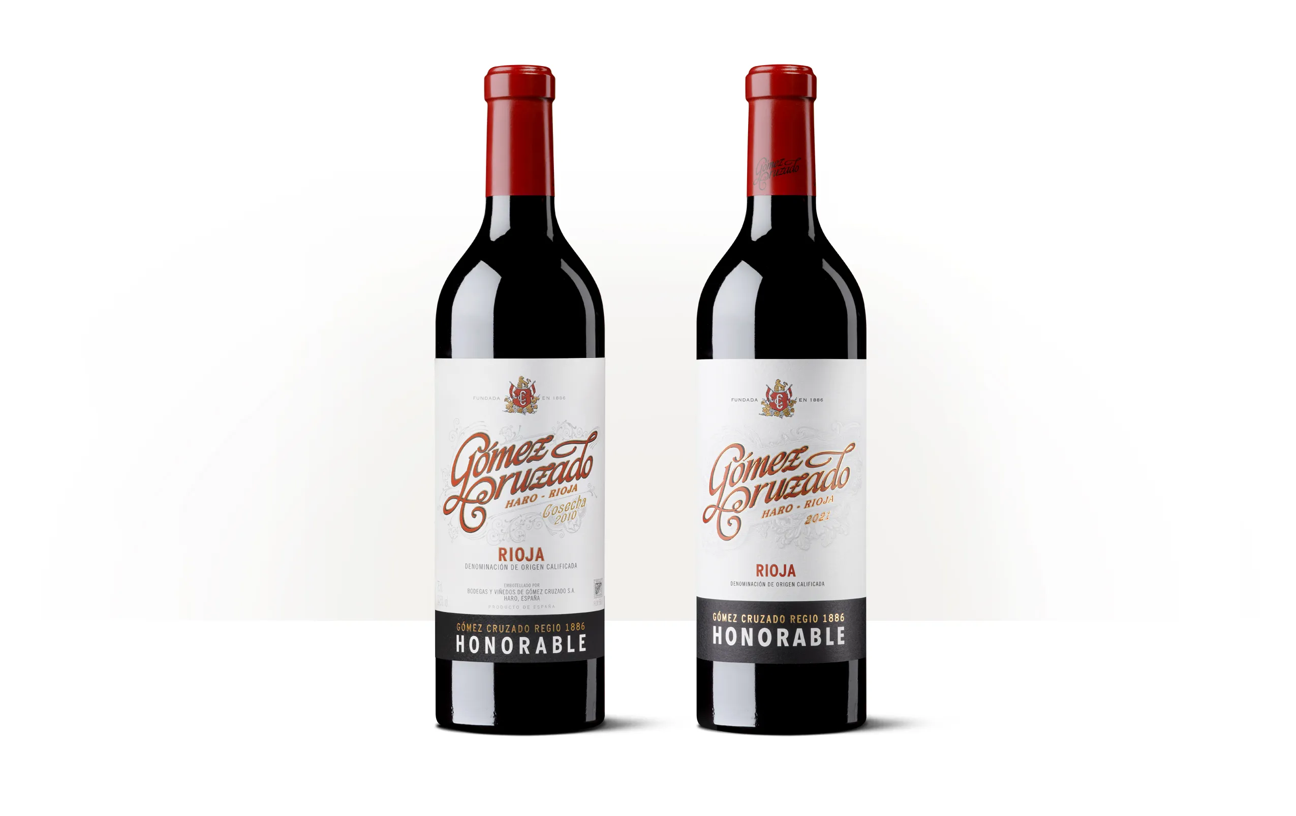 Siluetas de dos botellas de Honorable, con etiquetas blancas y detalles gráficos en rojo.