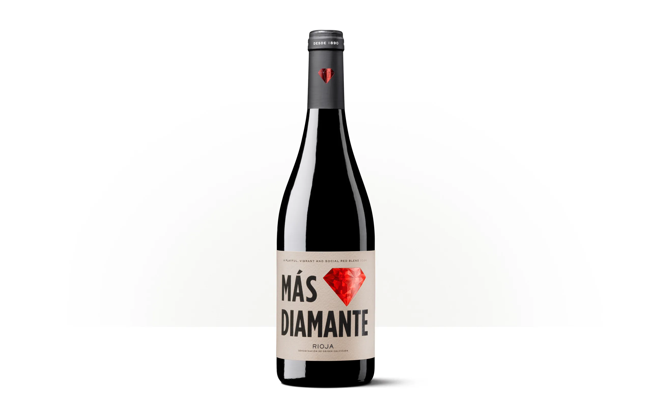 Silueta de una botella de Más Diamante con etiqueta roja y tipografía vertical en negro.