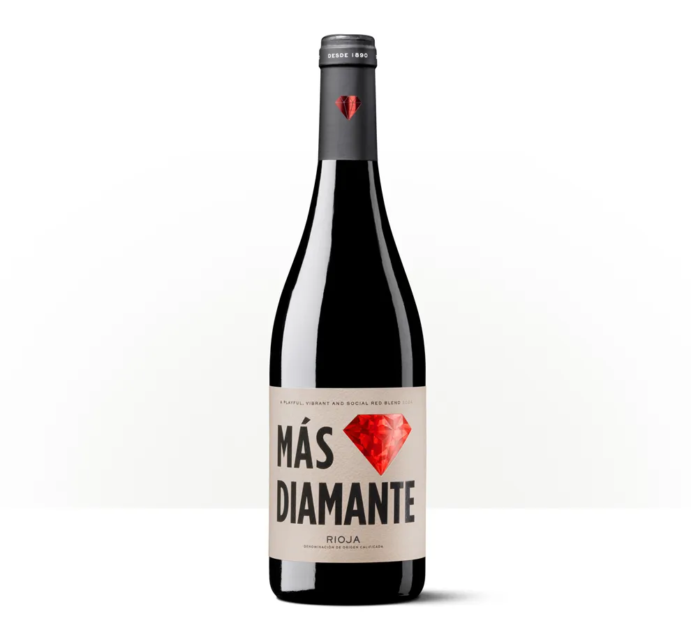 Silueta de una botella de Más Diamante con etiqueta roja y tipografía vertical en negro.