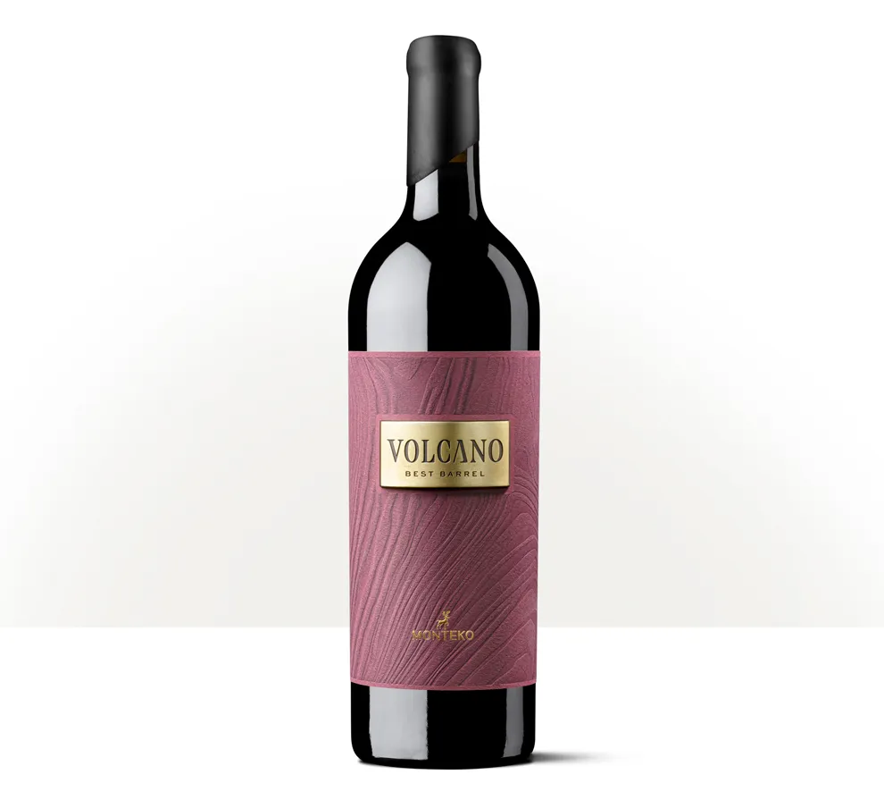 Silueta de una botella de Volcano, con etiqueta de textura rojiza y placa dorada.