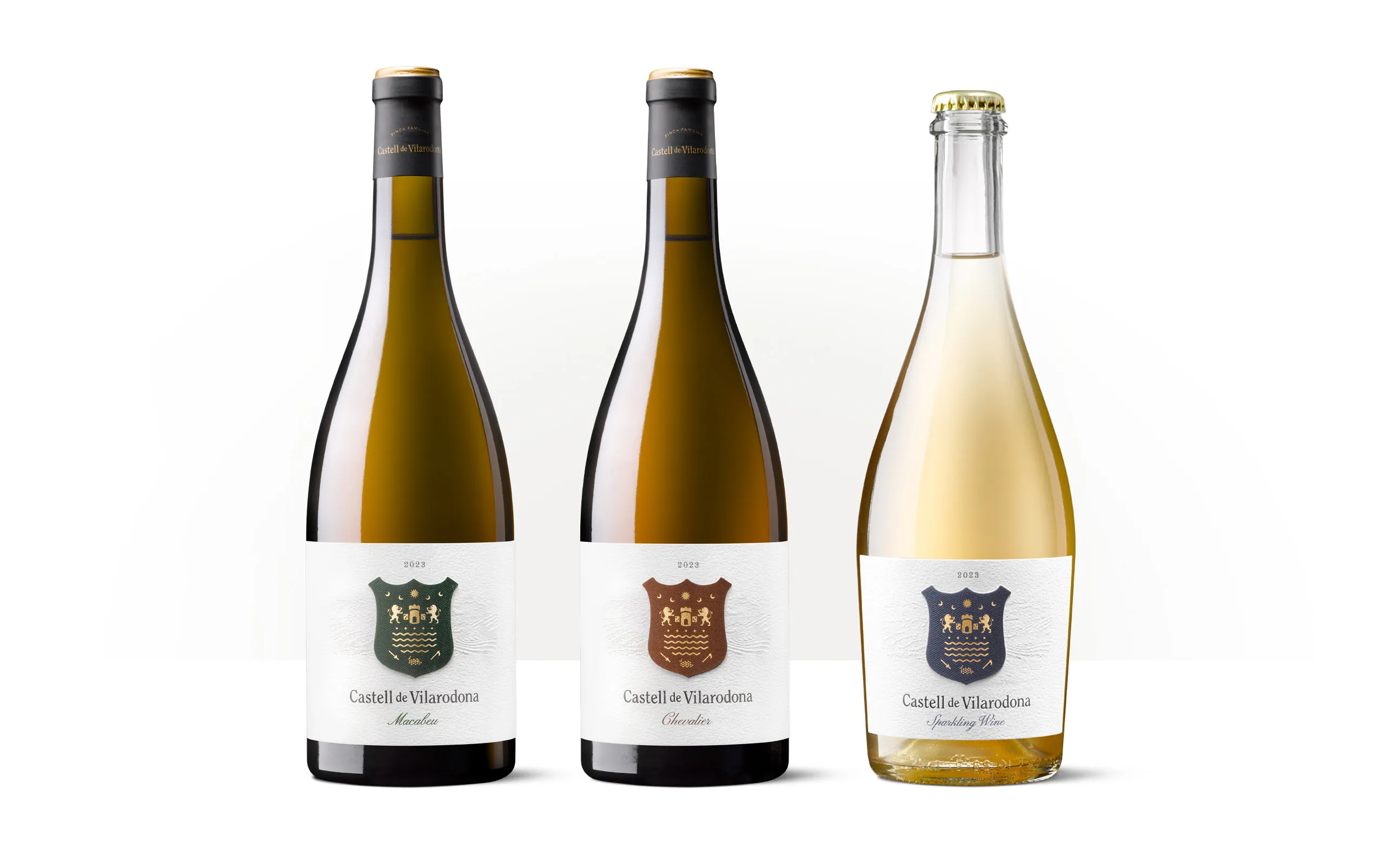 Siluetas de tres botellas de Castell de Vilarodona, con etiquetas claras y escudos oscuros.