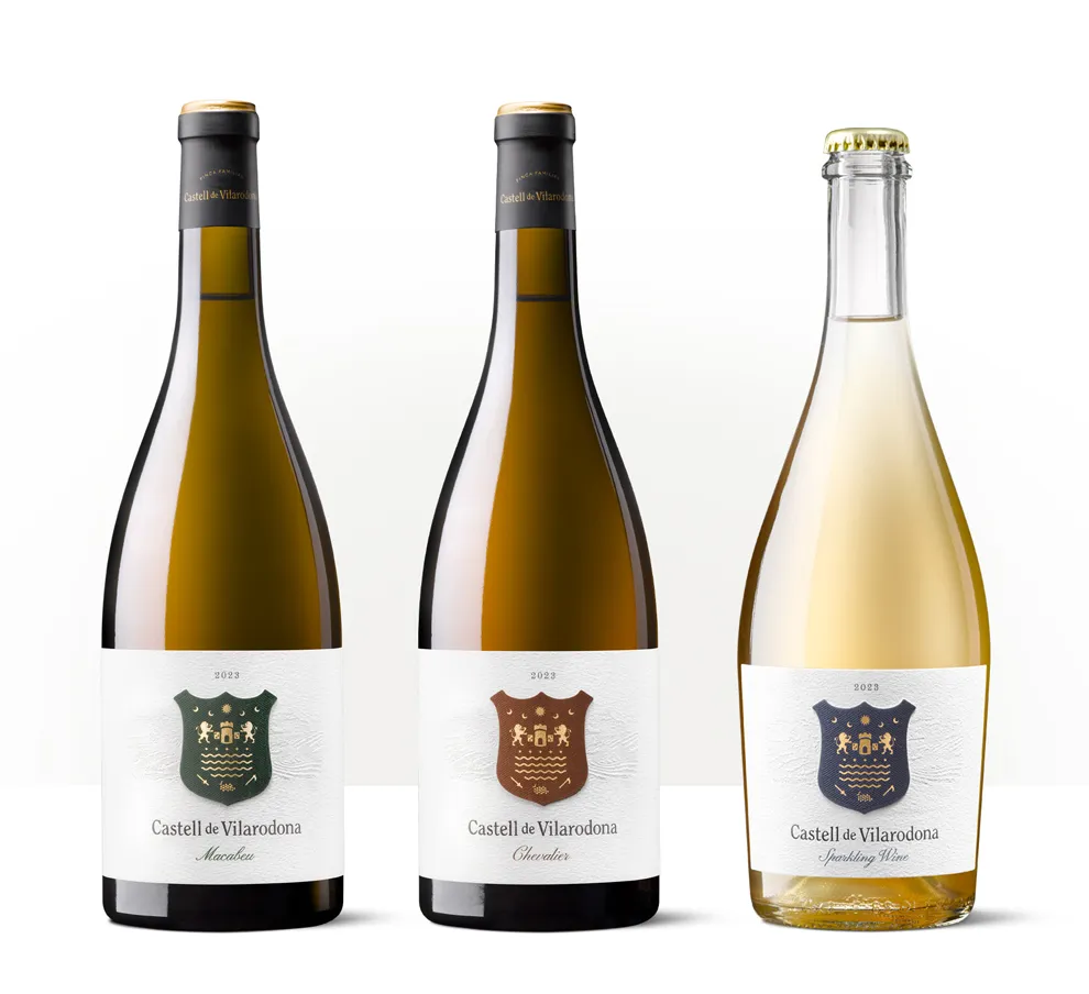Siluetas de tres botellas de Castell de Vilarodona, con etiquetas claras y escudos oscuros.