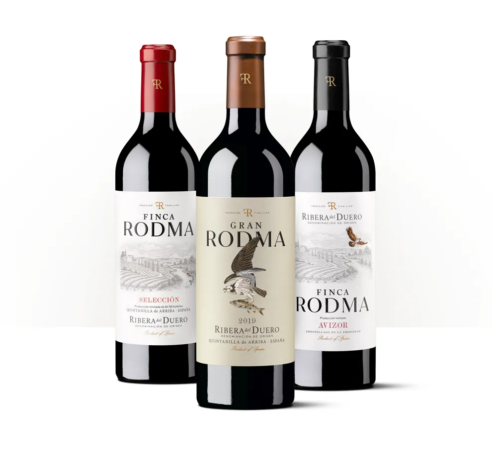 Siluetas de tres botellas de Finca Rodma de Ribera del Duero, con etiquetas ilustradas de fauna y naturaleza.