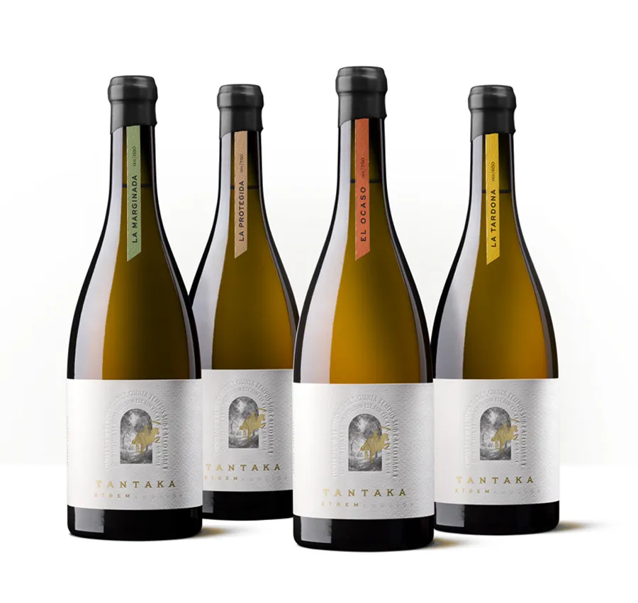Siluetas de cuatro botellas de Tantaka Xtrem de Juanjo Tellaetxe, con etiquetas claras y detalles gráficos en negro.